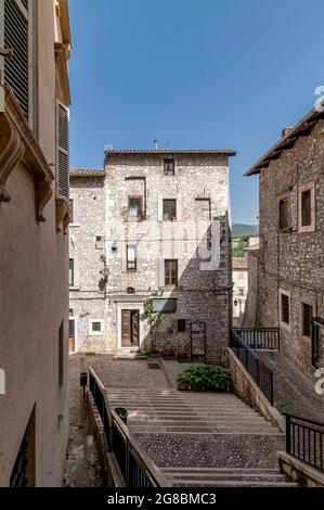 Les maisons en pierre caractéristiques du centre historique de Cascia, en Italie, à quelques mètres de la basilique de Santa Rita Banque D'Images