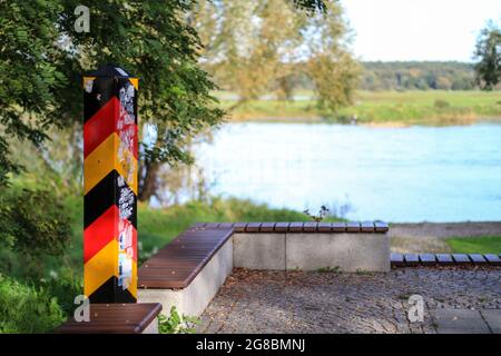 Point de mire sélectif du poste frontalier germano-polonais près de la rivière Oder Banque D'Images