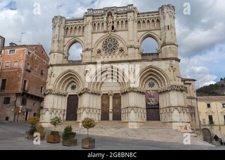 Cuenca / Espagne - 05 13 2021: Vue imprenable et détaillée sur la façade gothique de la cathédrale Cuenca Banque D'Images