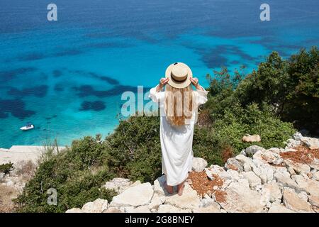 Femme en chapeau regardant le magnifique lagon bleu Banque D'Images