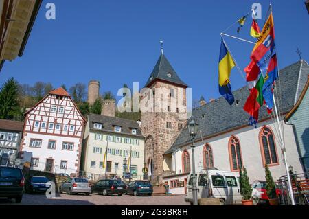 Hirschhorn, Allemagne: 3 avril 2005: Place de marché dans la vieille ville de Hirschhorn sur la Burgenstrasse qui signifie Castle Road dans le sud de l'Allemagne Banque D'Images