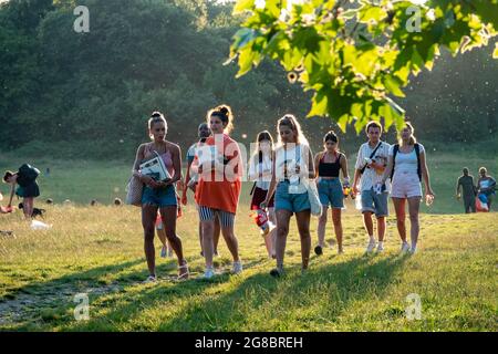 Temps chaud Hampstead Heath avec des pique-nicheurs appréciant le coucher de soleil sur la ville de Londres. Photo de Gavin Rodgers/ Pixel8000 Banque D'Images