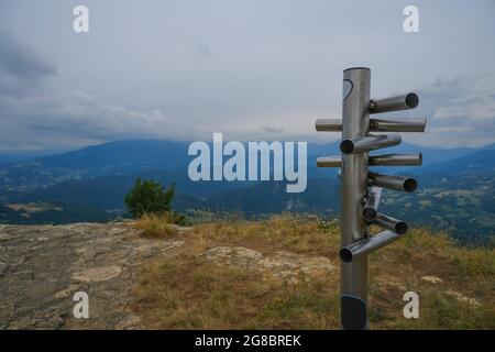 panneau en métal argenté dans les montagnes, vue rapprochée sur les montagnes aériennes. Aventure, style de vie de voyage. Pietra di Bismantova, Italie Banque D'Images