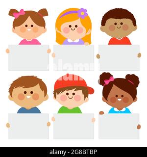 Groupe heureux d'enfants portant des affiches vierges. Banque D'Images