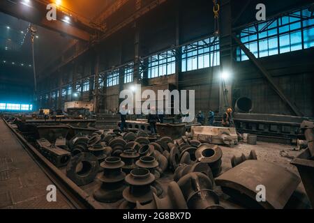 Usine de fabrication de l'industrie lourde, atelier de l'usine métallurgique à l'intérieur. Fabrication métallurgique production de produits sidérurgiques. Banque D'Images