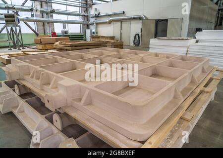 Moules à billettes en bois fabriqués dans un atelier de travail du bois pour la production ultérieure à partir de fer. Banque D'Images