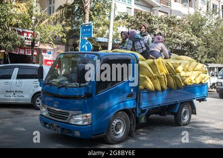 MANDALAY, MYANMAR - 13 JANVIER 2016 : des personnes non identifiées sur le plus grand marché de rue de Mandalay, au Myanmar, le 13 janvier 2016. Banque D'Images