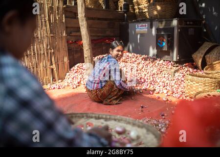 MANDALAY, MYANMAR - 13 JANVIER 2016 : des personnes non identifiées sur le plus grand marché de rue de Mandalay, au Myanmar, le 13 janvier 2016. Banque D'Images