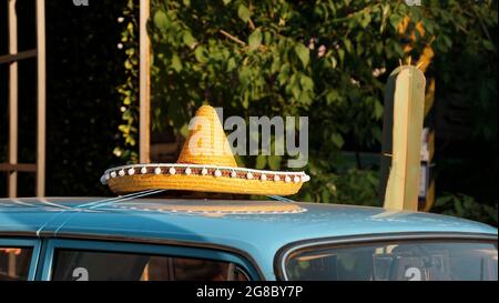 Toit d'une voiture rétro bleue. Chapeau mexicain sur le toit de la voiture. Exposition de voitures rétro Banque D'Images