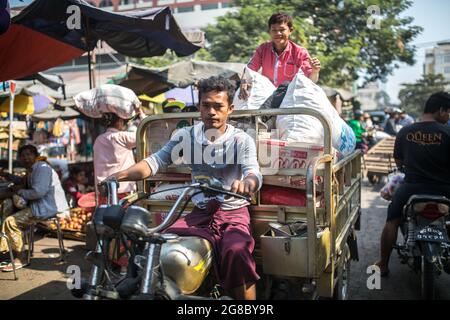 MANDALAY, MYANMAR - 13 JANVIER 2016 : des personnes non identifiées sur le plus grand marché de rue de Mandalay, au Myanmar, le 13 janvier 2016. Banque D'Images