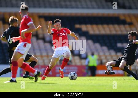 BURSLEM, ROYAUME-UNI. LE 17 JUILLET Joe Lolley (23) de la forêt de Nottingham défis pour le ballon pendant le match amical pré-saison entre Port Vale et la forêt de Nottingham à Vale Park, Burslem le samedi 17 juillet 2021. (Credit: Jon Hobley | MI News) Credit: MI News & Sport /Alay Live News Banque D'Images