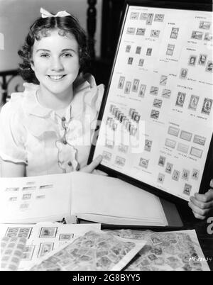 DEANNA DURBIN 1936 Portrait franc avec sa publicité de la collection Stamp lors de son contrat de courte durée avec Metro Goldwyn Mayer Banque D'Images
