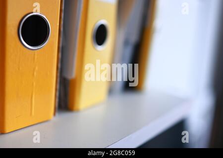 Classeurs sur UNE étagère du bureau Banque D'Images