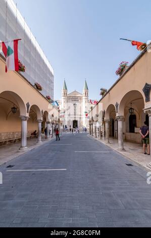 Vue verticale de l'ancienne basilique de Santa Rita, dans le centre historique de Cascia, Pérouse, Italie Banque D'Images