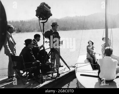 Le producteur JOE PASTERNAK Directeur HENRY KOSTER le cinéaste JOSEPH A. VALENTINE (avec le béret) et DEANNA DURBIN sur place ont fait des choristes pendant le tournage dans la forêt nationale de San Bernardino de TROIS FILLES INTELLIGENTES 1936 réalisateur HENRY KOSTER associé producteur Joe Pasternak Universal Pictures Banque D'Images