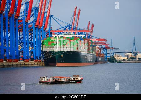 Hambourg, Allemagne - navire à conteneurs dans le port de Hambourg, navire à conteneurs toujours douté de la compagnie d'expédition Evergreen est amarré à la durée du conteneur Banque D'Images