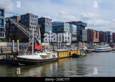 Hambourg, Allemagne - Hafencité, bâtiments résidentiels et de bureaux modernes à Sandtorhafen, dans le port maritime traditionnel avec ancienne grue portuaire. Banque D'Images