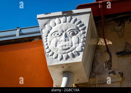 Soleil stylisé - relief décoratif d'une gouttière d'époque sur la façade d'une vieille maison, Kolin, République tchèque, Europe Banque D'Images