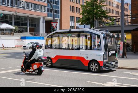 Hambourg, Allemagne - conduite autonome d'un bus électrique surélevé et d'un scooter électrique Emmy dans la Hafencity de Hambourg. Banque D'Images