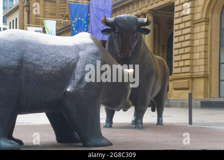 Magnifique monument aux taureaux et ours sur le site de la bourse de Francfort, en Allemagne Banque D'Images