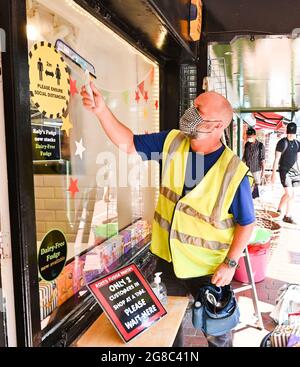 Brighton UK 19 juillet 2021 - ce nettoyeur de fenêtre décide de continuer à porter un masque tout en travaillant à Brighton que les restrictions de verrouillage COVID-19 sont levées en Angleterre sur ce qui est devenu connu sous le nom de Freedom Day: Crédit Simon Dack / Alay Live News Banque D'Images