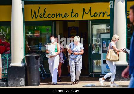 Brighton UK 19 juillet 2021 - Shoppers certains portent encore des revêtements de visage à Brighton comme les restrictions COVID-19 sont levées en Angleterre sur ce qui est devenu connu sous le nom de Freedom Day: Crédit Simon Dack / Alamy Live News Banque D'Images