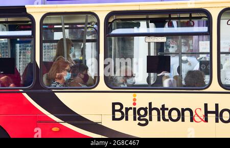 Brighton Royaume-Uni 19 juillet 2021 - les passagers des bus Brighton et Hove ont été invités à continuer à porter des revêtements de visage car les restrictions COVID-19 sont levées en Angleterre à l'occasion de ce qui s'appelle désormais Freedom Day : Credit Simon Dack / Alay Live News Banque D'Images