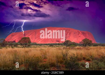 Montage de Uluṟu ou Ayers Rock dans le parc national Uluṟu - Kata Tjuṯa, territoire du Nord de l'Australie avec un orage violent Banque D'Images