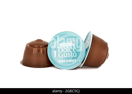 IRVINE, ROYAUME-UNI - 11 juillet 2021: La marque Nescafé Dolce Gusto noix de coco café blanc plat une marque de café de plus en plus populaire Banque D'Images