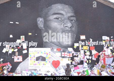 Manchester, Royaume-Uni, 19 juillet 2021 le Conseil municipal de Manchester veillera à ce que les hommages laissés à la fresque Marcus Rashford, sur Moorfield Street, Withington, Manchester, Angleterre, Royaume-Uni, sont conservés. Le personnel du département des galeries du Conseil a tenu les hommages. Les gens ont laissé des milliers de notes de soutien, d'images, de drapeaux, de fleurs et de messages antiracistes à la murale géante du joueur de Manchester United Marcus Rashford MBE, qui a été vandalisée avec des graffitis abusifs après la perte de football de l'Euro2020 en Angleterre le 11 juillet 2021. Crédit : Terry Waller/Alay Live News Banque D'Images