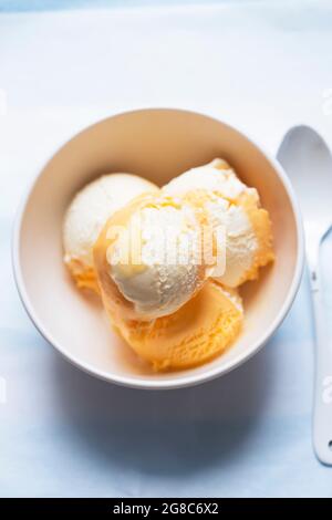 Crèmes glacées à l'orange et au fromage dans un bol Banque D'Images