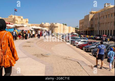 Alexandrie - Égypte - 08 octobre 2020 : ancienne forteresse magnifique, Citadelle de Qaitrava avec beaucoup de gens. Lieu historique bondé avec musées et Citadelle Banque D'Images