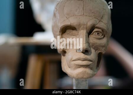 Le processus de création d'ecorche. Le sculpteur travaille. Sculpture d'une tête humaine avec peau enlevée. Les muscles et les os sont illustrés. Banque D'Images