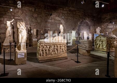 Antalya, Turquie - 18 juillet 2021 : sculptures et ruines antiques dans le musée d'archéologie latéral, Antalya, Turquie. Banque D'Images