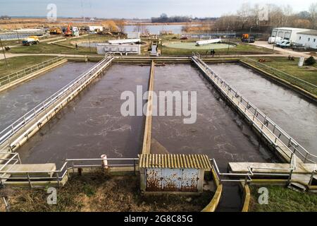 Piscines de l'installation de traitement de l'eau. Vue complète d'une installation de traitement des eaux usées. Banque D'Images