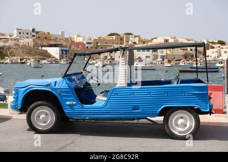 Citroën Mehari dans l'île de Lampedusa en Italie le 2021.le Citroën Méhari est un véhicule utilitaire et récréatif léger. Banque D'Images