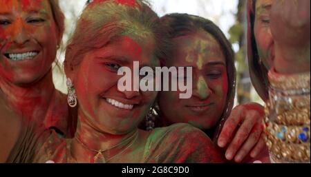 Femmes aux visages peints participant au festival Holi Banque D'Images