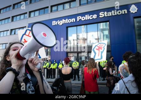 Brighton, East Sussex, Royaume-Uni. 3 juillet 2021. Environ 50 manifestants ont envahi les rues de Brighton pour protester contre un projet de loi controversé sur les services de police Banque D'Images