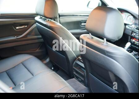 Cabine de voiture moderne avec intérieur en cuir noir Banque D'Images