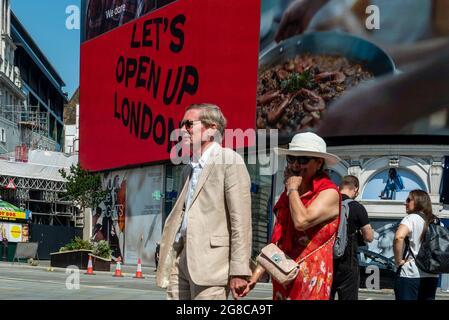 Londres, Royaume-Uni. 19 juillet 2021. On peut voir le texte de Londres sur les grands écrans de Piccadilly Circus à l'occasion de ce que l'on a appelé « Journée de la liberté », lorsque le gouvernement britannique a assoupli les restrictions de blocage des coronavirus. Cela s'inscrit dans un contexte de nombre croissant de cas positifs au quotidien, un grand nombre devant s'auto-isoler après avoir été averti par l'application NHS sur leurs smartphones, dont Boris Johnson, Premier ministre, Rishi Sunak, chancelier, Et Sajiv Javid, secrétaire à la Santé. Credit: Stephen Chung / Alamy Live News Banque D'Images