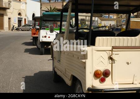 Citroën Mehari dans l'île de Lampedusa en Italie le 2021.le Citroën Méhari est un véhicule utilitaire et récréatif léger. Banque D'Images