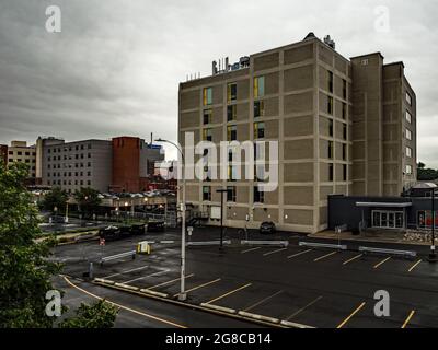 Syracuse, New york, États-Unis. 17 juillet 2021. Vue vers le sud-est sur le centre-ville de Syracuse, NY, un matin d'été couvert Banque D'Images