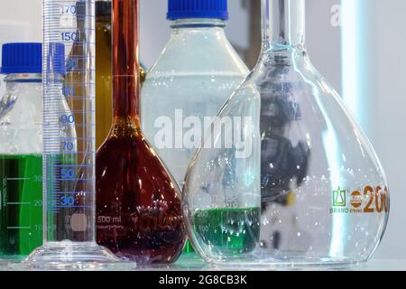 Verrerie volumétrique de laboratoire pour liquides chimiques sur l'exposition Banque D'Images