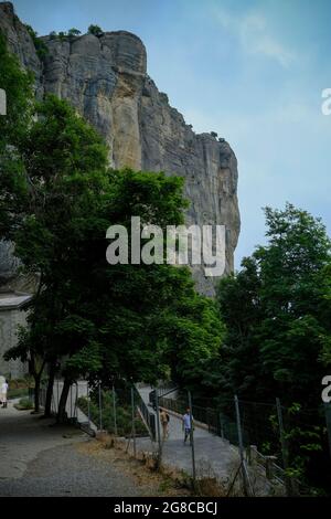 rocher dans les montagnes de dessous à travers des arbres verts gros plan. Pietra di Bismantova, Italie, Émilie-Romagne Banque D'Images