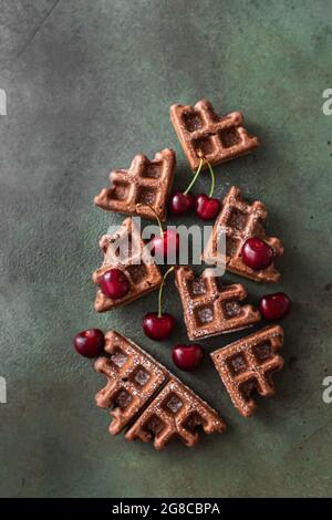Gaufres au chocolat maison avec baies et glace au chocolat. Délicieux dessert ou petit déjeuner. Gros plan Banque D'Images