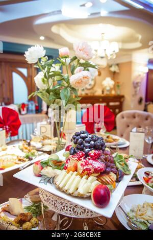 assiette de fruits sur la table du restaurant. Banque D'Images