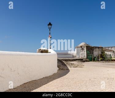 Nazaré, Portugal - 28 juin 2021 : lanterne de rue sur la rampe du Miroudouro do Suberco à Sitio de Nazare Banque D'Images