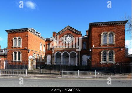 La congrégation hébraïque de Birmingham, communément appelée la Synagogue Singers Hill, est une synagogue juive orthodoxe de Birmingham, en Angleterre. La synagogue est un bâtiment classé Grade II*, comprenant 26, 26A et 26B Blucher Street dans le centre de Birmingham. Construit en 1856, il a été conçu par Yeoville Thomason. Il a remplacé la Synagogue grecque du 1827 rue Severn, qui survit comme salle maçonnique, et a été le quatrième bâtiment synagogue à être érigé dans la ville. Il dispose d'une fenêtre de roue normande dans un bâtiment en brique rouge et jaune, qui combinait néo-classique, roman, et Italianate Banque D'Images