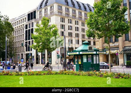 Corneliusplatz, dans le centre-ville de Düsseldorf, en Allemagne, avec kiosque à journaux vert d'époque. Banque D'Images