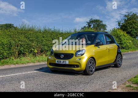 2015 jaune petit Smart FORFOUR 5 vitesses manuelle, 999cc essence 4dr quatre places, en route vers Capesthorne Hall Classic de juillet spectacle de voiture, Cheshire, Royaume-Uni Banque D'Images